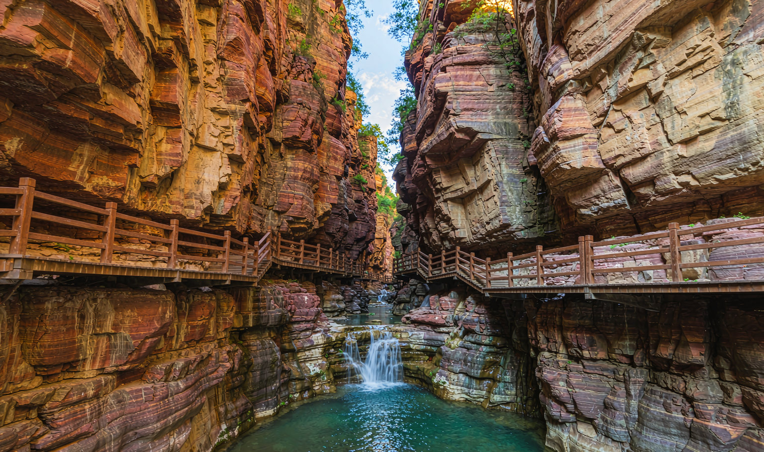 Yuntai Mountain Red Stone Gorge