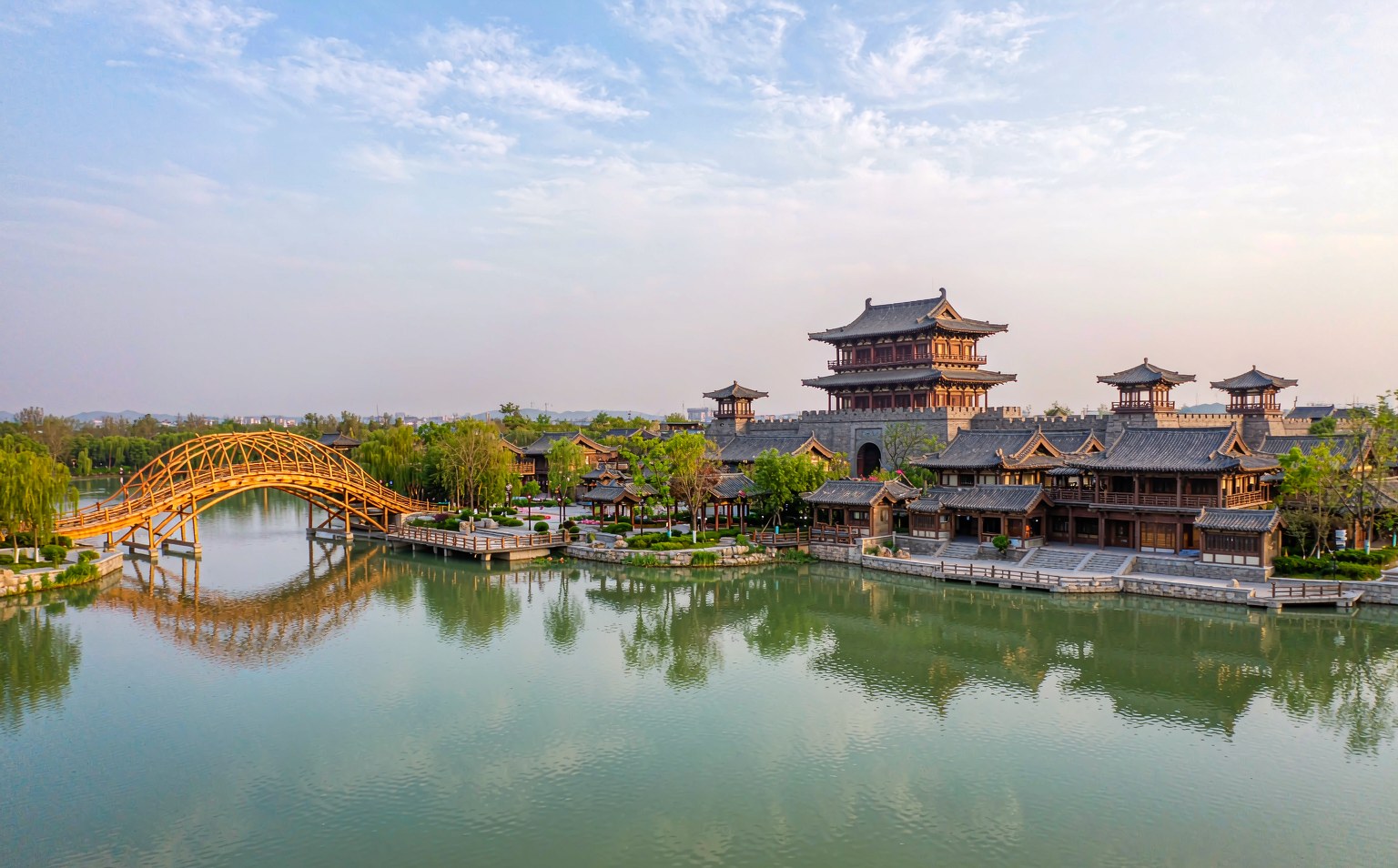 老君山景区+嵩山少林景区+龙门石窟+清明上河园+开封包公祠6日5晚跟团游