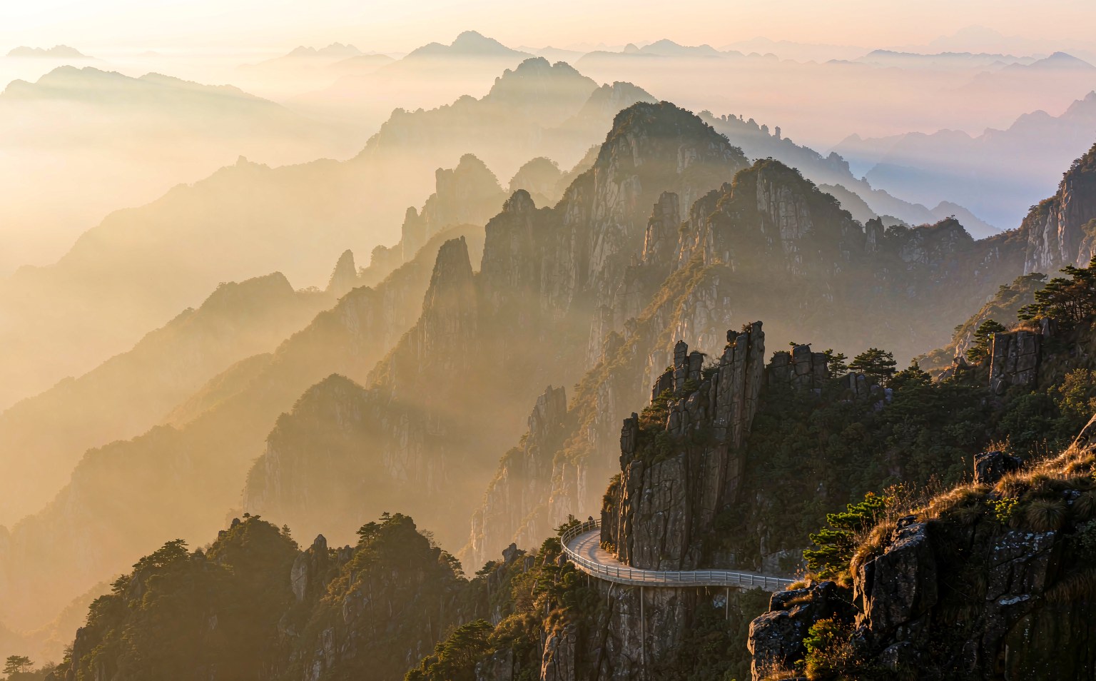 老君山景区+龙门石窟+嵩山少林景区+只有河南·戏剧幻城+河南宝泉旅游区-宝泉崖天下景区+郭亮挂壁公路+开封7日6晚拼小团
